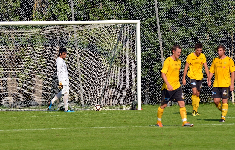 2011_0827_33.JPG - Deppade Södraspelare efter att Örebro tagit ledningen med 1-0