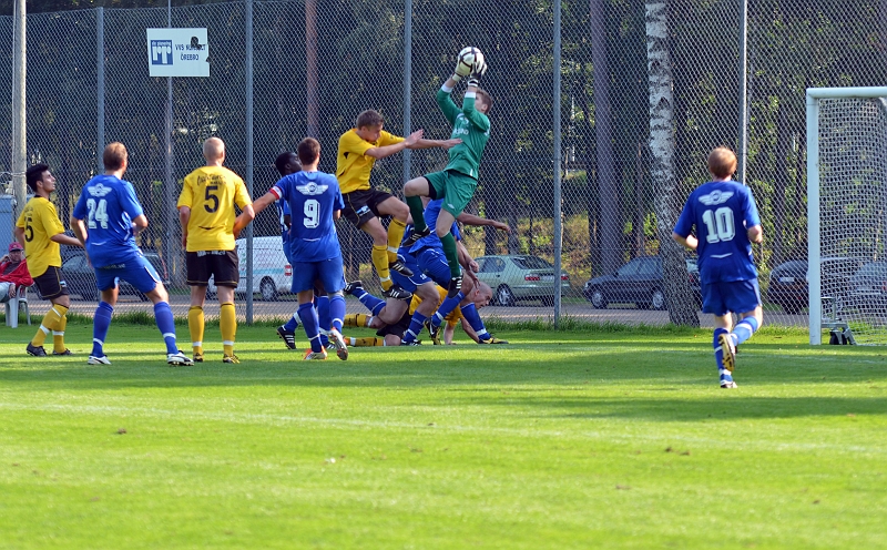 2011_0827_34.JPG - Södra låg på för en kvittering men målvakten tar hand om bollen
