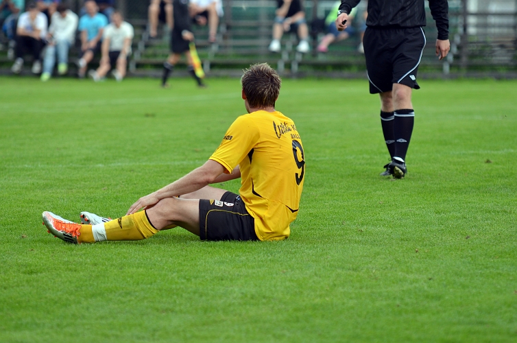 2011_0827_36.JPG - Dennis Jansson tittar vädjande på domaren efter att ha blivit fälld och får frispark