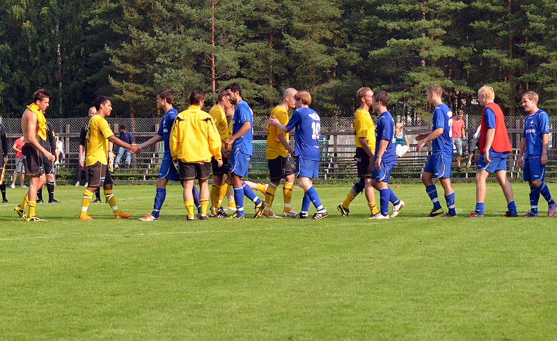 2011_0827_39.JPG - Spelarna tackar varandra efter matchen