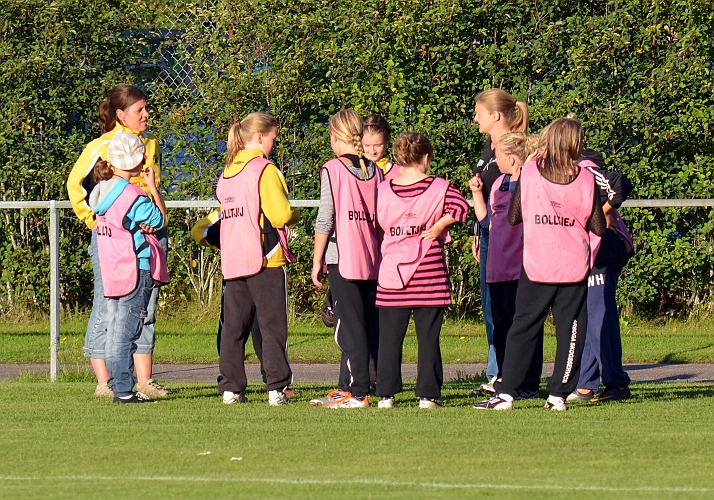2011_0831_01.JPG - Bollflickorna gör sig ordning inför matchen