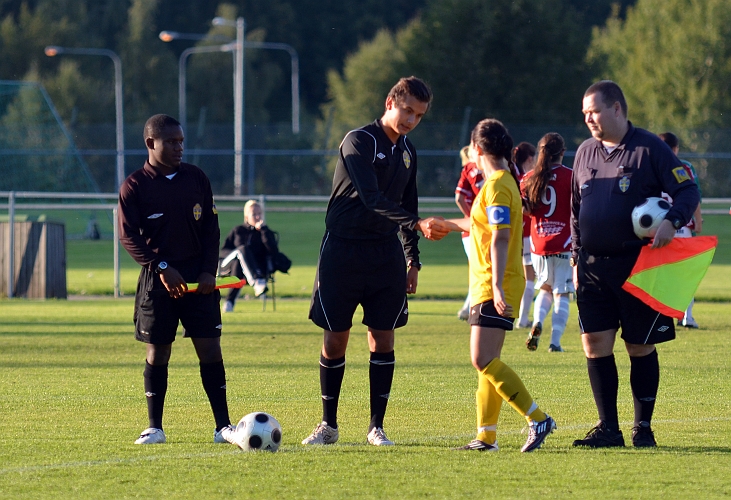 2011_0831_02.JPG - Jenny Ammesmäki hälsar på domaren