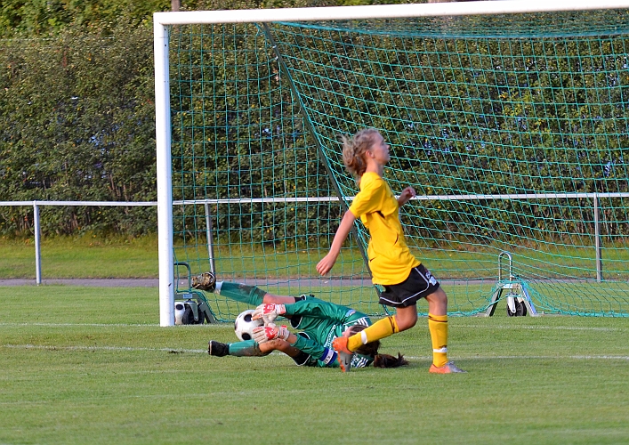 2011_0831_03.JPG - Adelisa Grabus är framme för ev. retur från målvakten