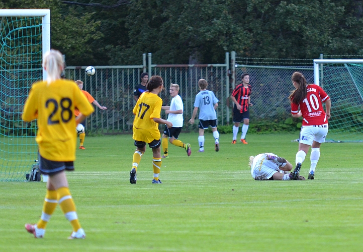 2011_0831_05.JPG - Johanna Hermansson tar hand om bollen framför fötterna på Rytterne forwarden