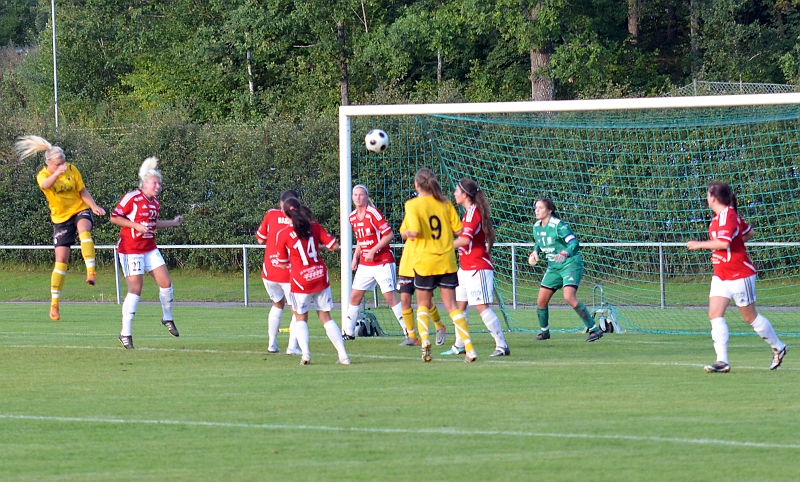 2011_0831_06.JPG - Amanda Segerstedt uppe i nickduell efter en hörna