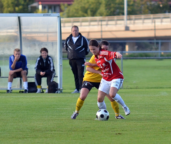 2011_0831_07.JPG - Jenny Ammesmäki försöker att få stopp på Rytternespelaren