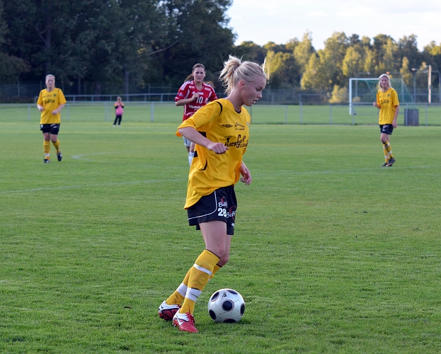 2011_0831_11.JPG - Hanna Garman tar emot en passning