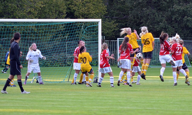 2011_0831_12.JPG - Rytterne pressar Södraförsvaret