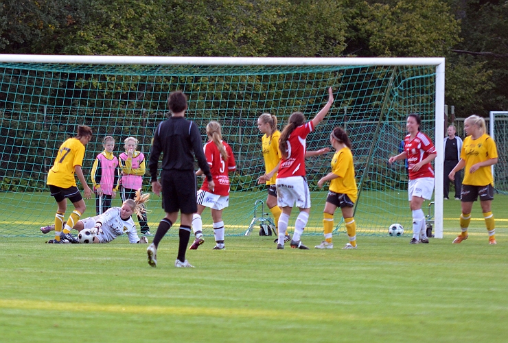 2011_0831_13.JPG - Johanna Hermansson tar hand om bollen