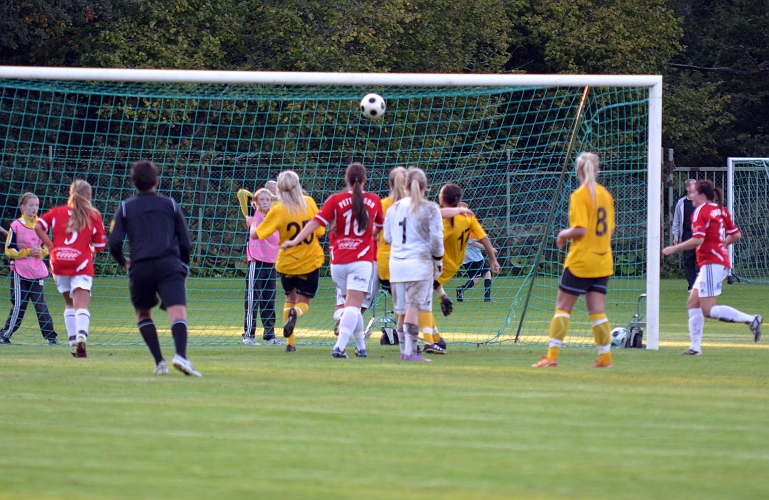 2011_0831_14.JPG - Ännu en farlig Rytternechans, nästan på mållinjen