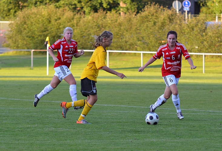 2011_0831_16.JPG - Adelisa Grabus söker skottläge utanför Rytternes straffområde