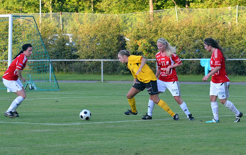 2011_0831_17.JPG - Elin Segerstedt försöker att dribbla sig loss från uppvaktningen