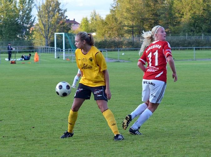 2011_0831_18.JPG - Elin Segerstedt får en knuff i ryggen och tittar långt efter domaren