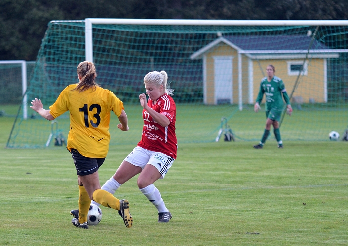 2011_0831_21.JPG - Elin Segerstedt blir stoppad i sin framfart mot målet