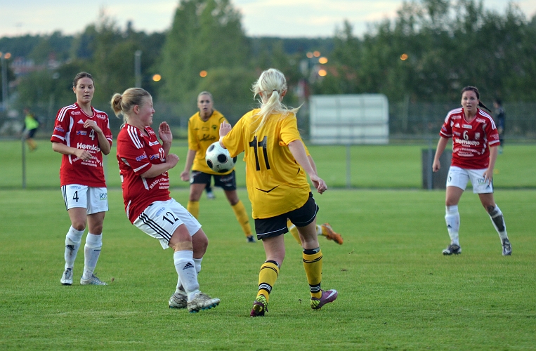 2011_0831_23.JPG - Elin Bergkvist försöker att nå Elin Segerstedt med en passning