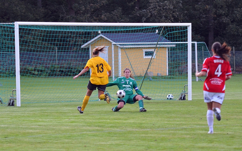 2011_0831_24.JPG - Elin Segerstedt i friläge men Rytterne målvakten gör ytterligare en kanonräddning