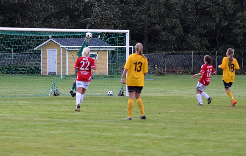 2011_0831_25.JPG - Rytternes målvakt når precis att tippa bollen över ribban, på Elin Segerstedts skott