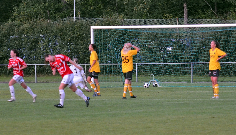 2011_0831_26.JPG - I en kontring tar Rytterne ledningen med 1-0 till Södraspelarnas stora förtret
