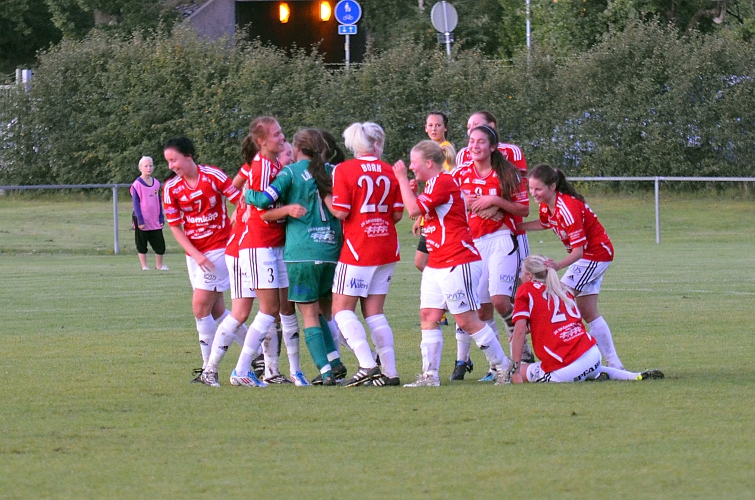 2011_0831_27.JPG - Glada Rytternespelare efter 1-0 i slutet av matchen. Målet kan vara avgörande för hela serieutgången