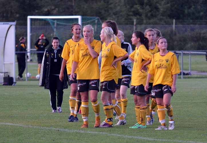 2011_0831_28.JPG - Lite deppiga Södratjejer efter den snöpliga förlusten