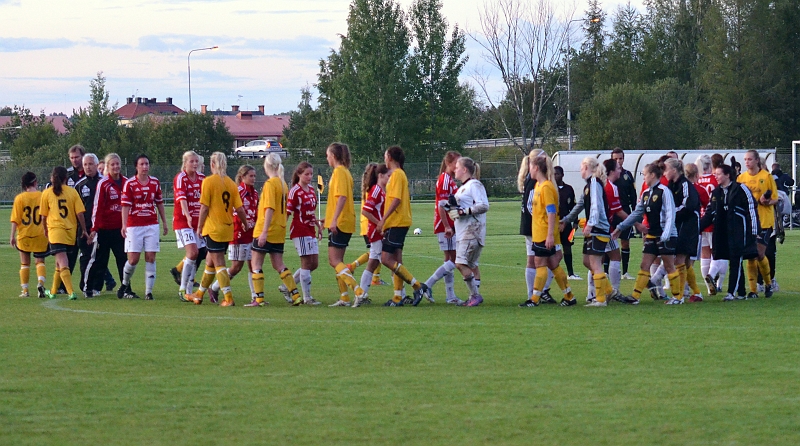 2011_0831_29.JPG - Spelarna tackar varandra efter matchen