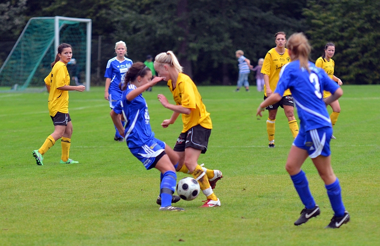 2011_0911_15.JPG - Hanna Garman försöker att dribbla sig fri från Forsby försvaret