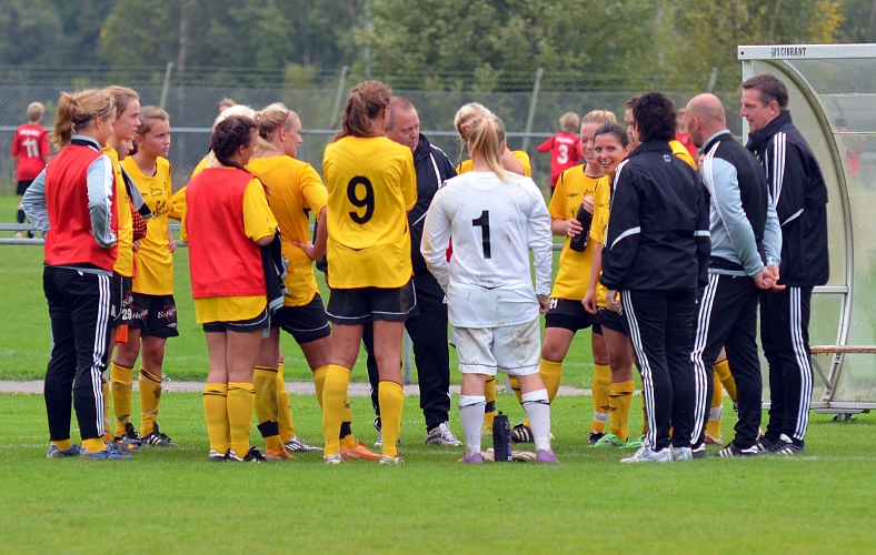 2011_0911_23.JPG - Södratjejerna samlas och får lite feedback från matchen av tränarna