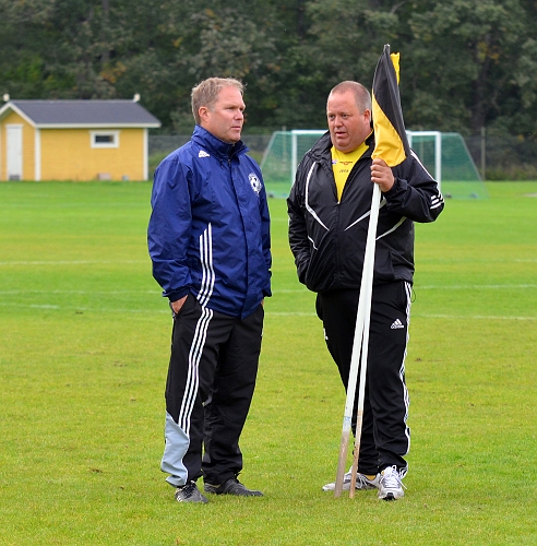 2011_0911_27.JPG - Tränarna i respektive lag, Lasse Öberg och Jens Lundberg tar en pratstund