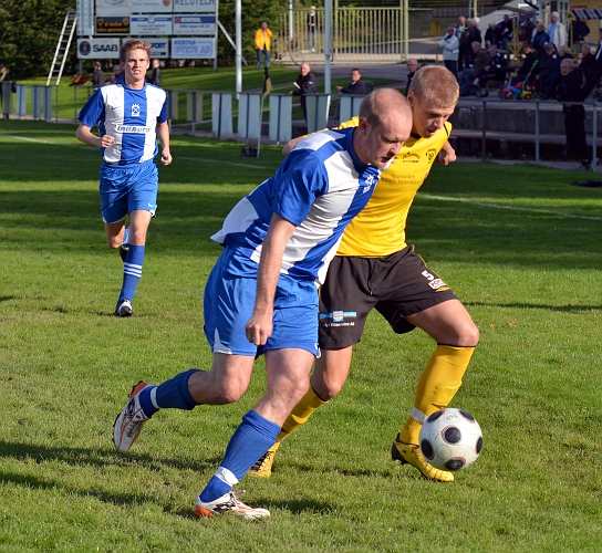 2011_0917_02.JPG - Filip Stjernfeldt försöker att komma förbi på utsidan