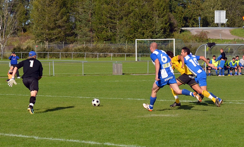 2011_0917_03.JPG - Dala-Järnas mittback slarvar lite och Rio Babovic är där och hugger, men målvakten kommer ut ochtar hand om bollen