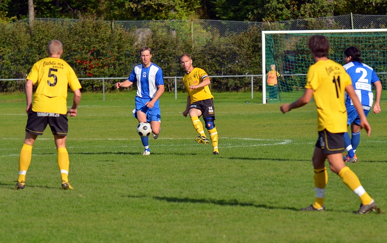 2011_0917_04.JPG - Mikael Wiker spelar upp bollen till forwards