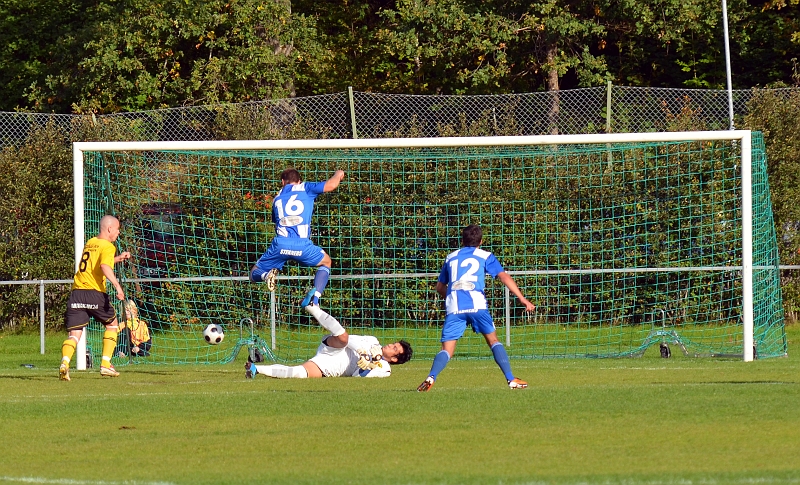 2011_0917_07.JPG - Regis Colombelli halvräddar bollen som fortsätter fram mot målet . . . .