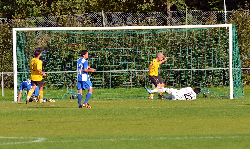 2011_0917_09.JPG - . . . . men då har Regis Colombelli kommit tillbaka och kan rädda bollen igen.
