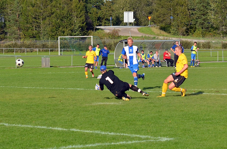2011_0917_10.JPG - Filip Stjernfeldt kommer i bra läge men skjuter bollen utanför målet