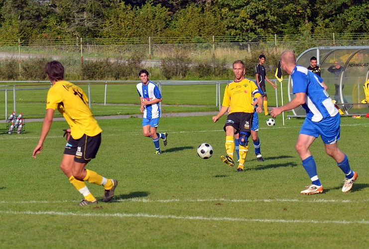 2011_0917_14.JPG - Mikael Wiker försöker att hitta Rio Babovic med ett instick