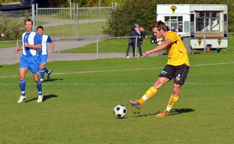 2011_0917_16.JPG - Dennis Jansson skjuter ett distansskott