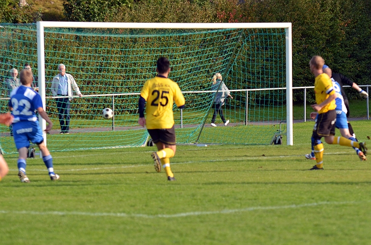 2011_0917_19.JPG - . . . . och bollen går via höger stolpe in i mål, Södra har reducerat till 1-2