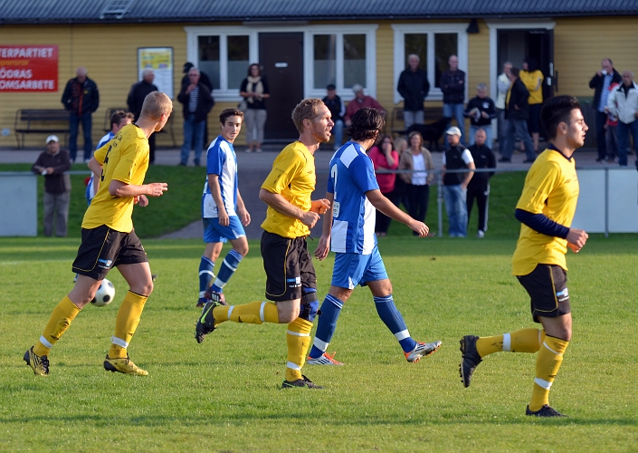 2011_0917_20.JPG - Spelarna på väg upp till mittlinjen efter målet