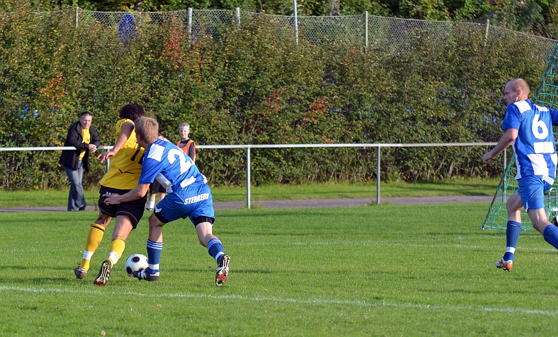 2011_0917_21.JPG - Rio Babovic utmanar försvararen som river ner Rio och Södra får straff