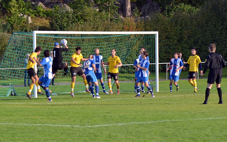 2011_0917_25.JPG - Dala-Järna målvakten tar in bollen efter en hörna