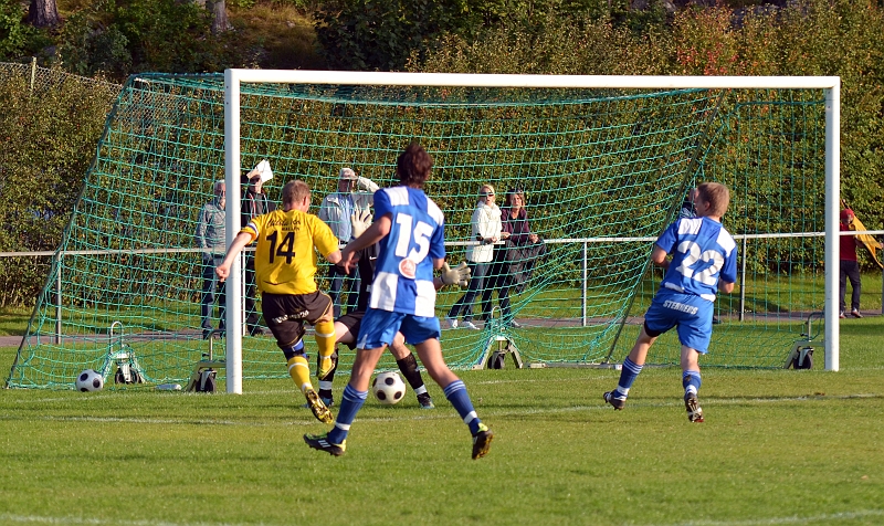 2011_0917_29.JPG - Mikael Wiker med ett bra läge men nej, bollen vill inte in i mål