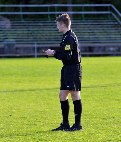 2011_0917_31.JPG - Domaren bokför utvisningen