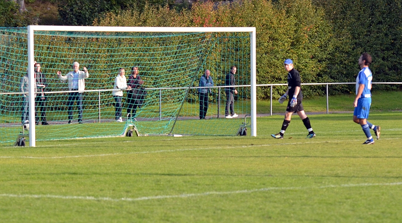 2011_0917_32.JPG - På ett skott från högerkanten gör Karim Safari 2-2 för Södra