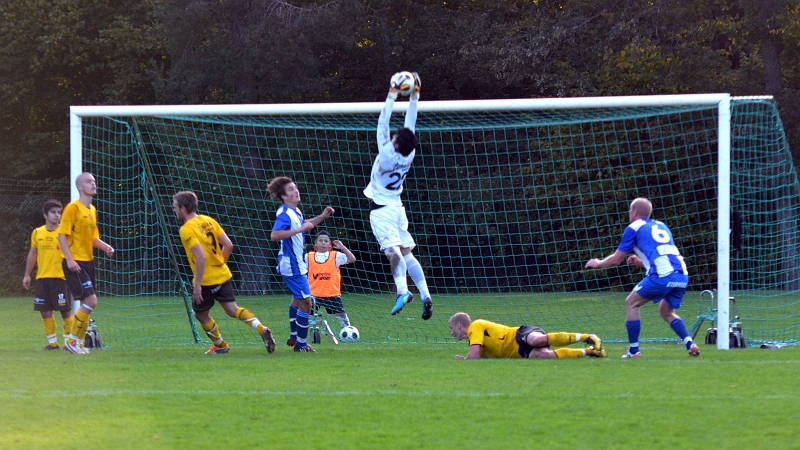 2011_0917_37.JPG - Regis Colombelli går upp och plockar in bollen