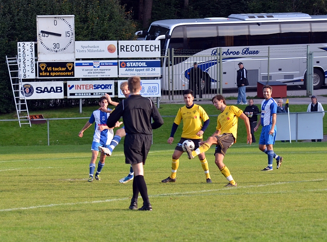 2011_0917_38.JPG - Rio Babovic skjuter mot mål strax innanför straffområdeslinjen . . . .