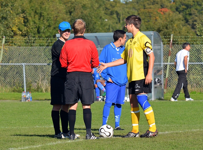 2011_0917_02.JPG - Lagkaptenerna hälsar på domaren
