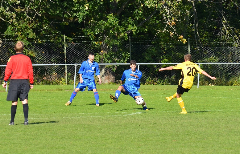 2011_0917_05.JPG - Kristoffer Kullander skjuter från distans