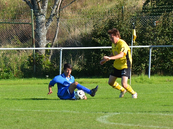 2011_0917_07.JPG - Albin Zakrisson bryter och spelar upp bollen