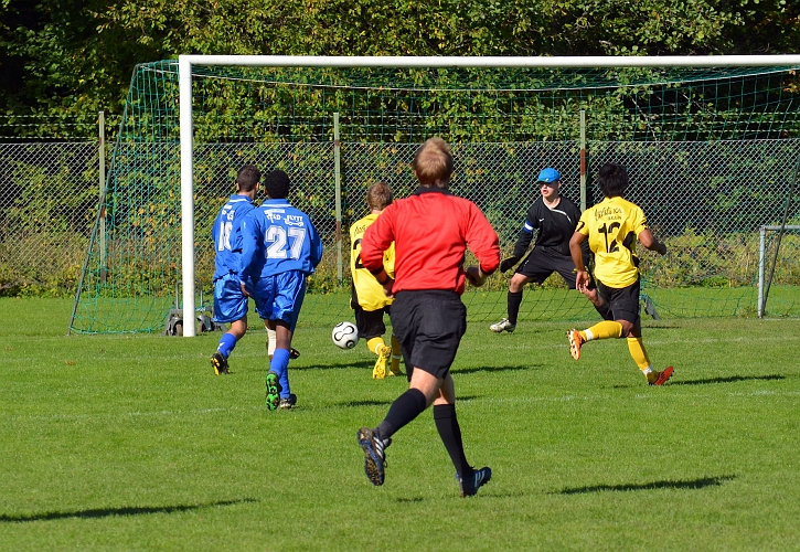 2011_0917_11.JPG - Kristoffer Kullander i bra läge men bollen går strax utanför stolpen