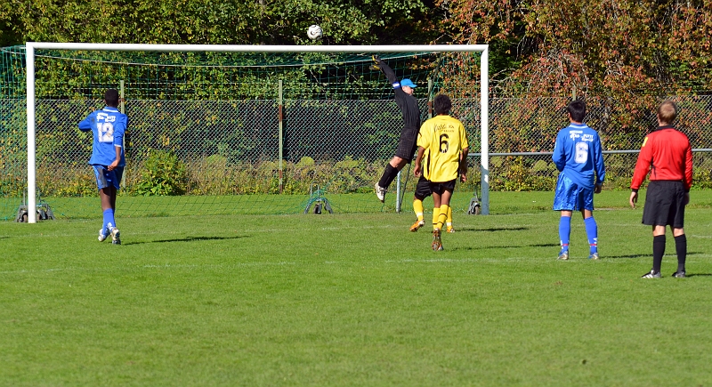 2011_0917_12.JPG - Manne Nilsson skjuter en pressad frispark och bollen går strax över ribban